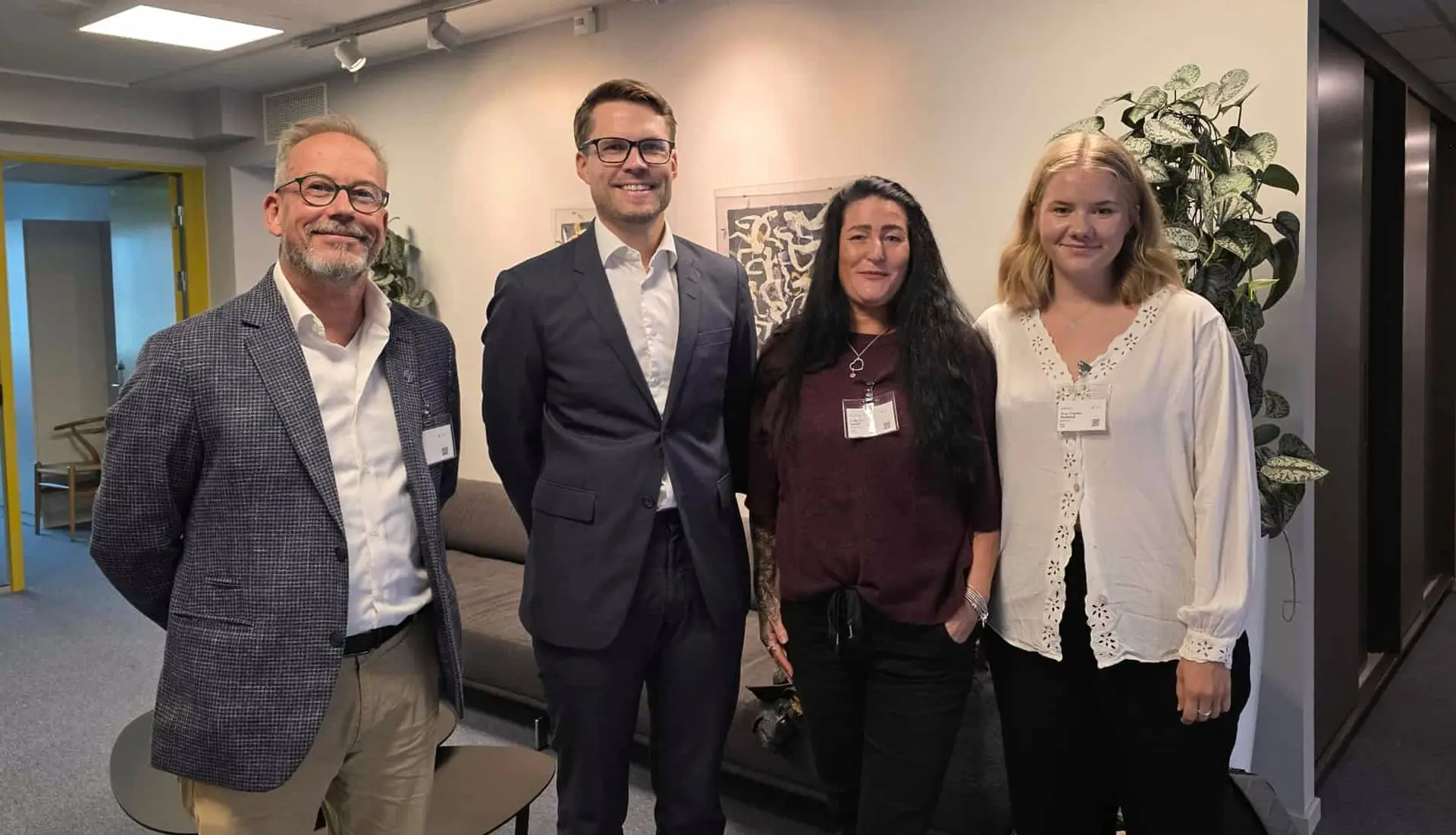 Fra venstre: generalsekretær Rune Kvarme, statssekretær Per Olav Skurdal Hopsø, styreleder Helle Rødahl og assosiert administrasjonsrådgiver Anna Trageton Skofteland. Foto: Arbeids- og inkluderingsdepartementet.